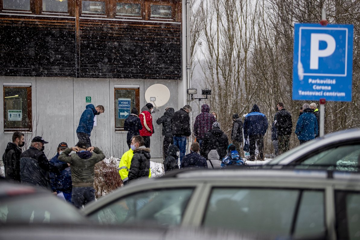 Cilvēki rindā uz Covid-19 testu uz Čehijas robežas ar Vāciju, 2021.gada janvāris.