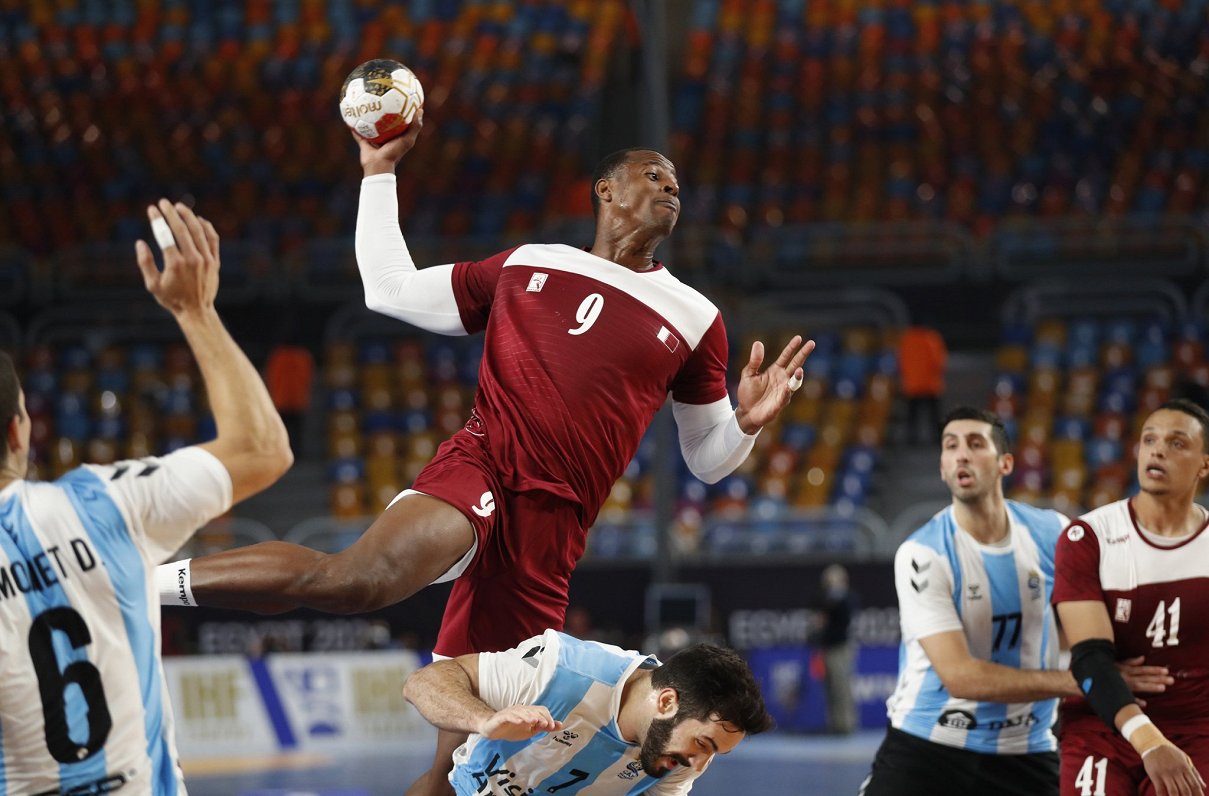 Kataras handbolists Rafaels Kapote uzbrukumā spēlē pret Argentīnu
