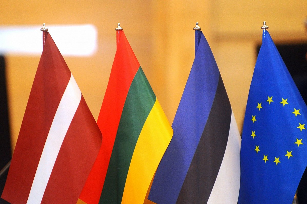 Baltijas valstu un Eiropas Savienības karogi.