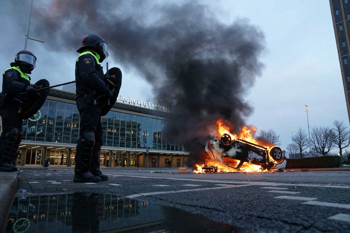 Degoša automašīna Nīderlandes protestu laikā. 2021. gada 24. janvāris.