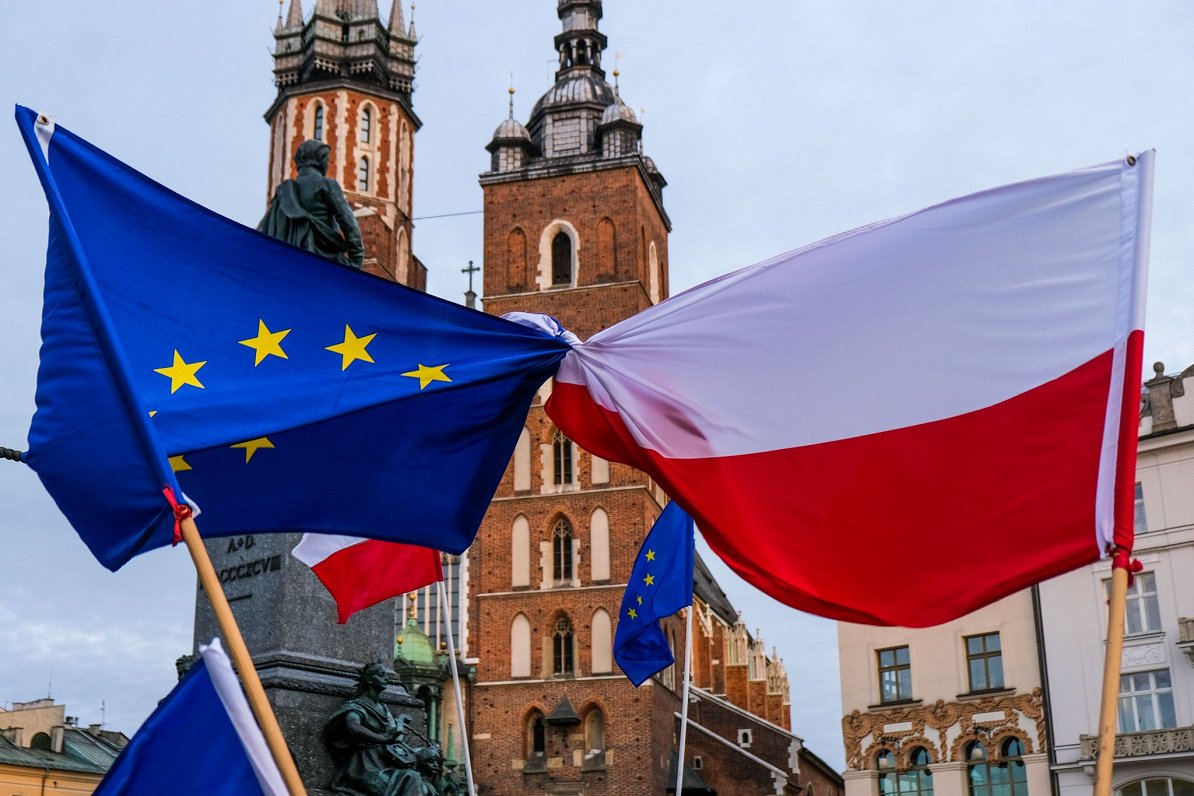 Eiropas savienības un Polijas karogi
