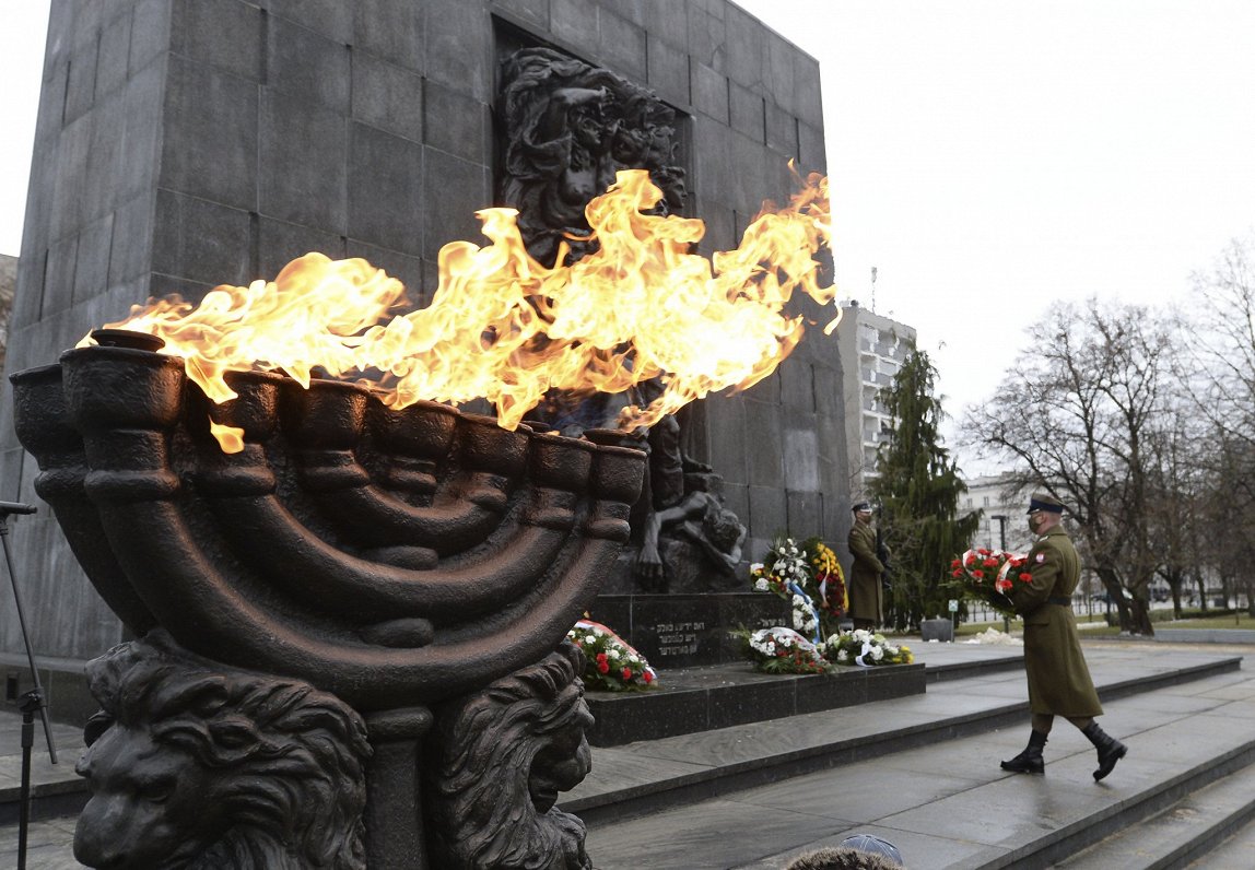 ANO Starptautiskajā holokausta upuru piemiņas dienā Polijā noliek ziedus (27.01.2020)
