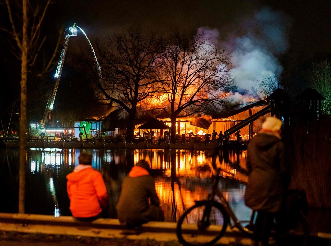 Ugunsgrēks Roterdamas atrakciju parkā. 2021. gada 27. janvāris.