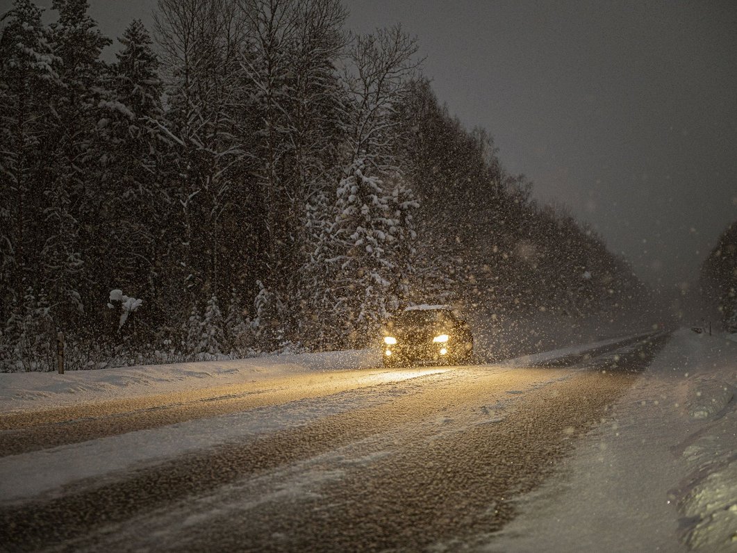 Gandrīz visā Latvijā ceļi sniegoti un apledo, satiksme – palēnināta