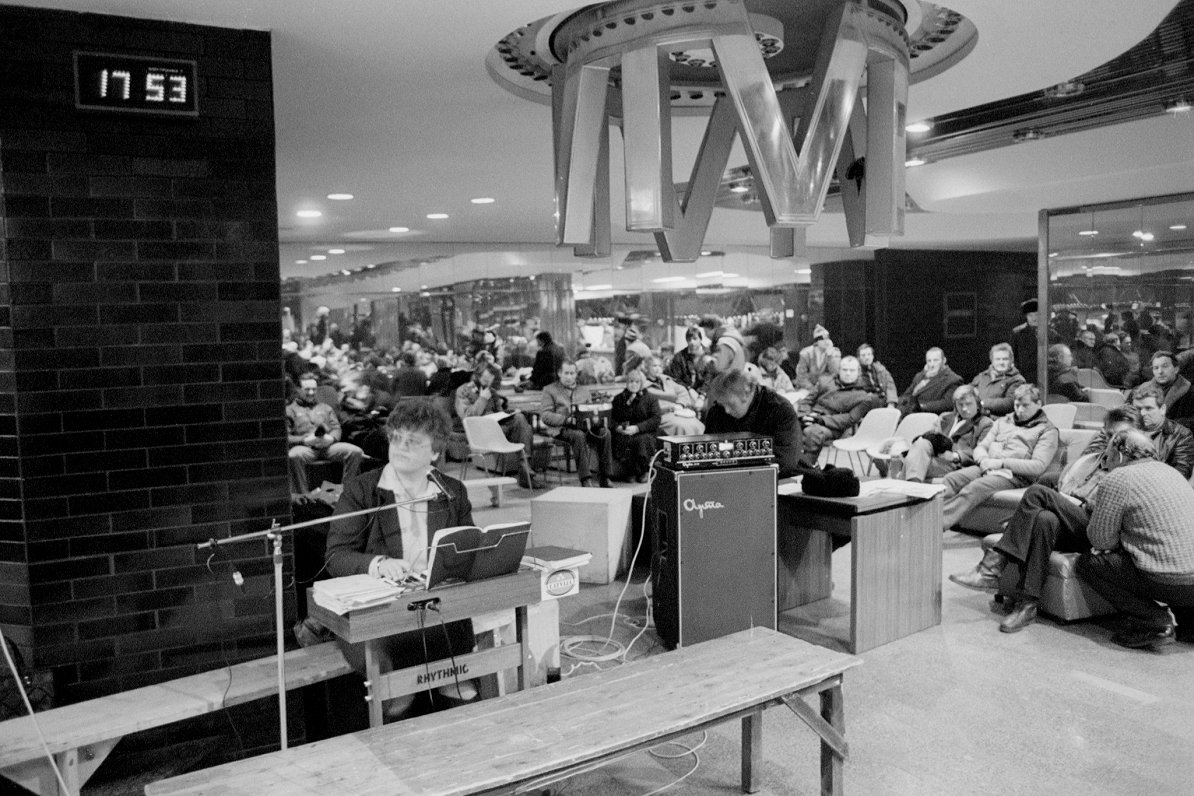 18.01.1991 Женщина играет на синтезаторе в здании Латвийского телевидения на Закюсале