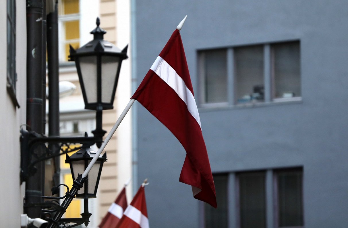 Latvijas valsts karogi atceres dienā.