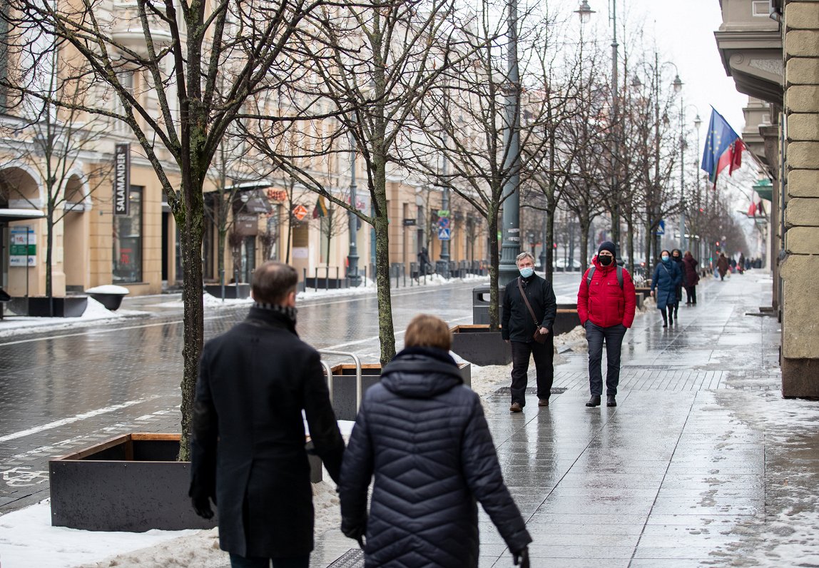 Cilvēki Lietuvas galvaspilsētas Viļņas ielās. 2021. gada ziema.