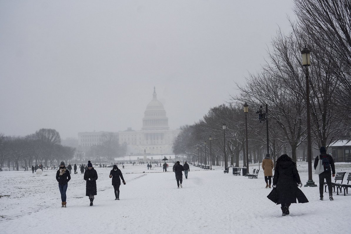 Sniegs ASV galvaspilsētā Vašingtonā