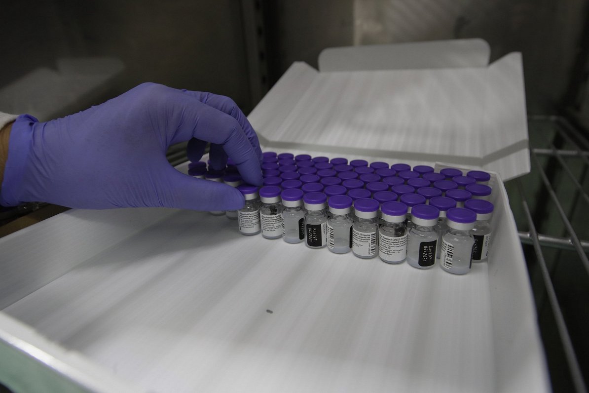 Farmācijas kompāniju “Pfizer”/“BioNTech” izstrādātā vakcīna pret Covid-19 ledusskapī