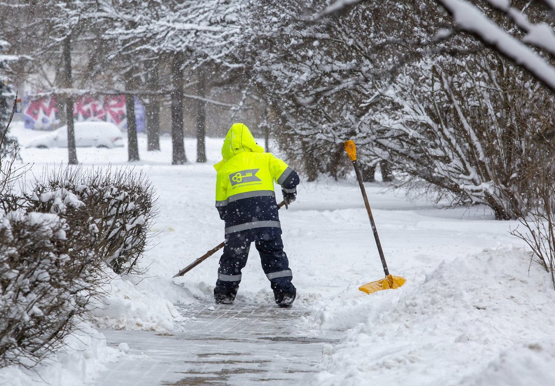 Очистка тротуаров от снега. Иллюстративное фото