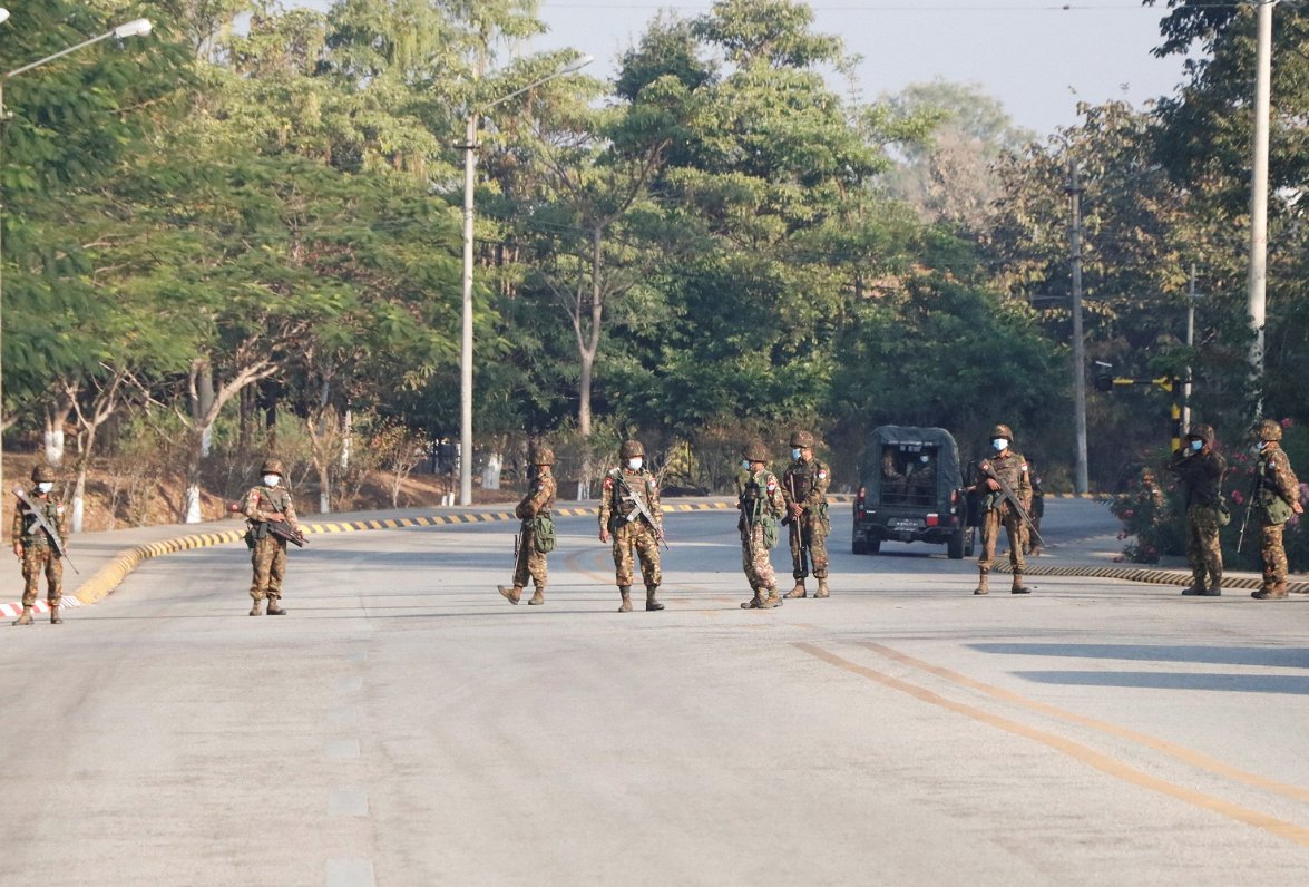 Mjanmas karavīri apsargā ceļa posmu. 2021. gada 1. februāris.