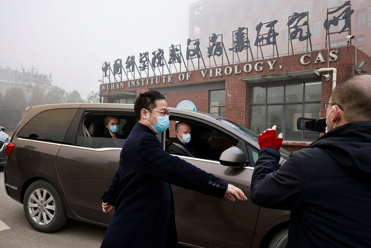 Pasaules Veselības organizācijas (PVO) eksperti apmeklē pētniecības laboratoriju Ķīnas pilsētā Uhaņā...