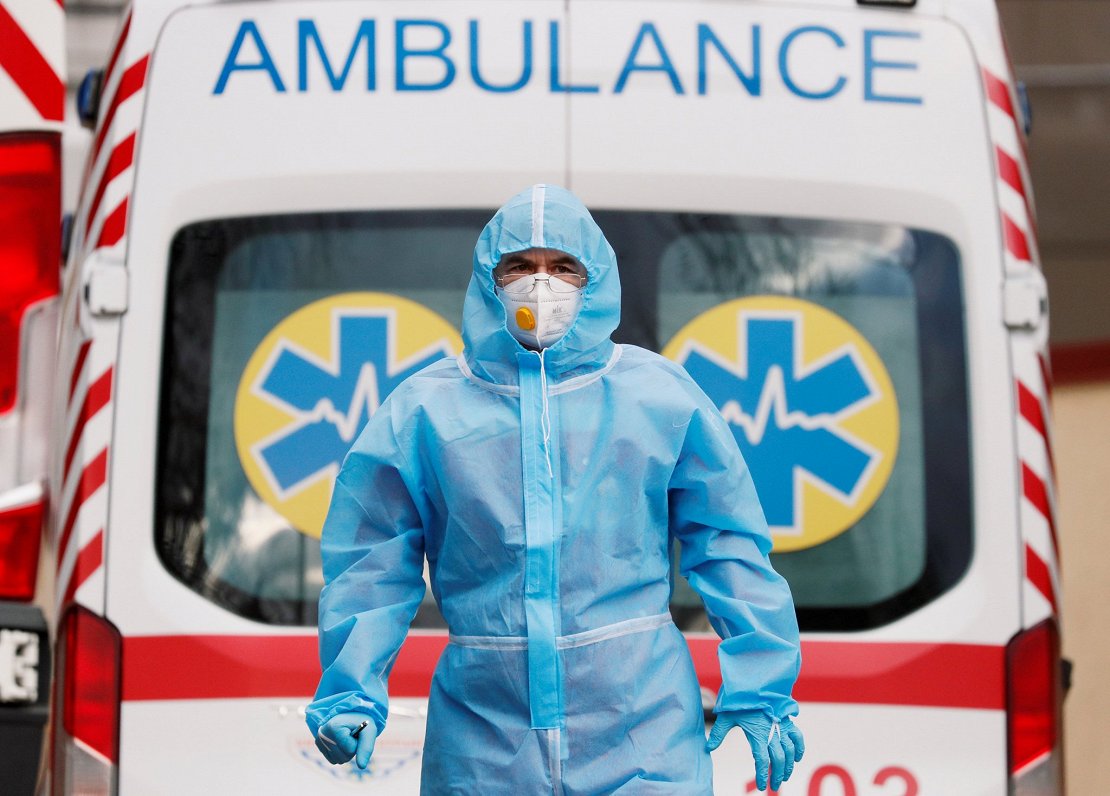 Medicīnas darbinieks aizsargtērpā sagaida uz slimnīcu atvestos Covid-19 slimniekus Kijevā, Ukrainā,...