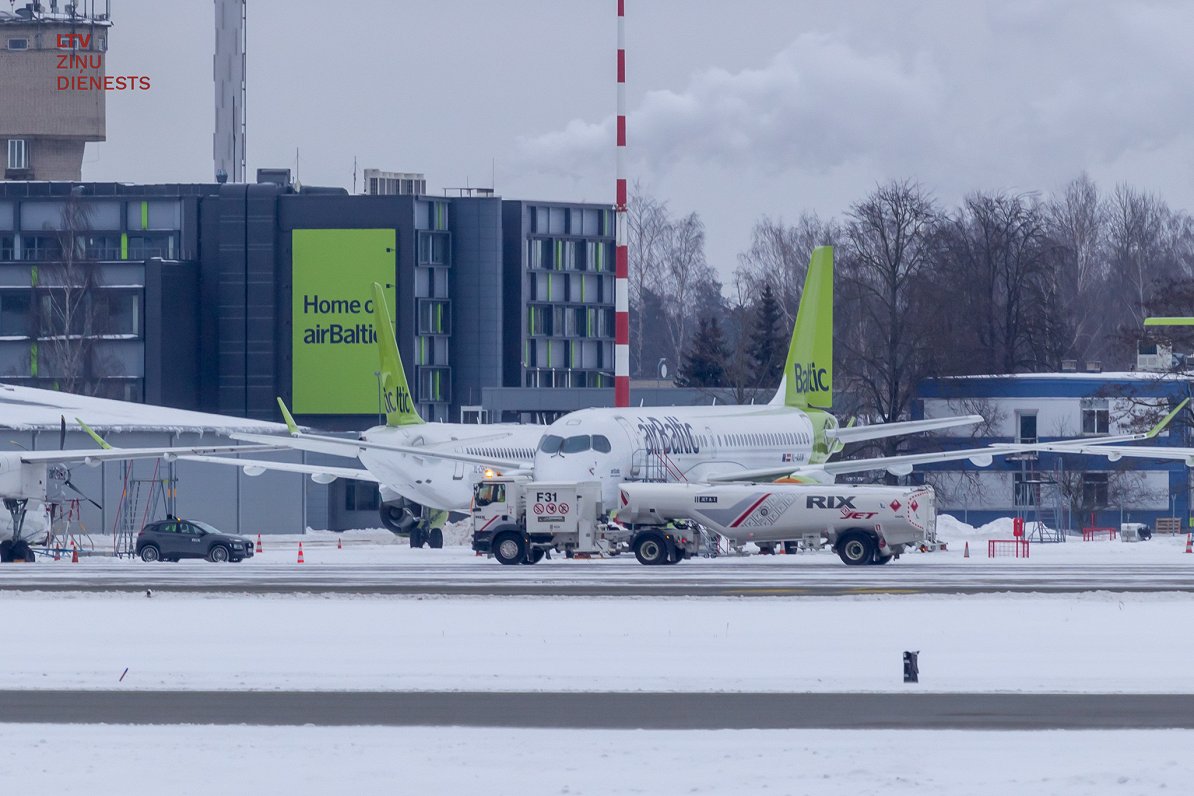 &quot;airBaltic&quot; lidmašīnas lidostā &quot;Rīga&quot;. 2021. gada marts.