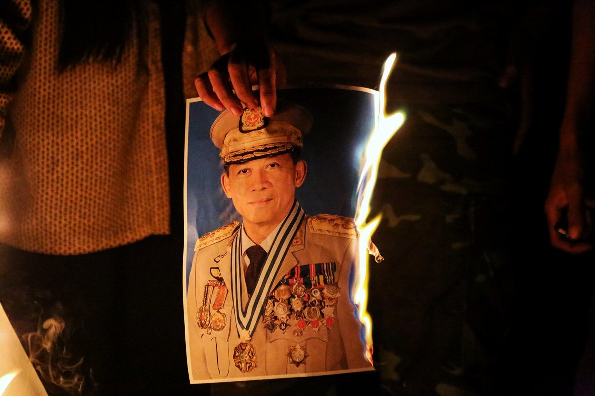 Tiek sadedzināts Mjanmas armijas ģenerāļa Min Aunga Hlainga portrets protesta akcijā. 2021. gada 3....