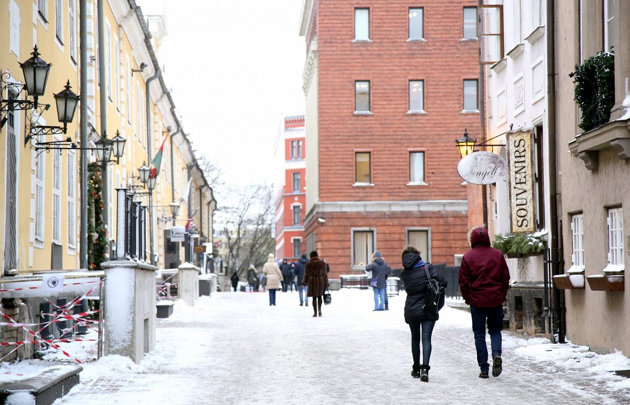 Cilvēki Rīgas pilsētas centra ielās ziemā