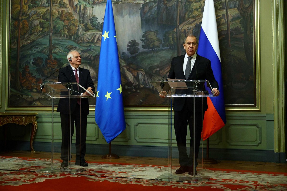 Eiropas Savienības augstais pārstāvis ārlietās Žuzeps Boreljs un Krievijas ārlietu ministrs Sergejs...