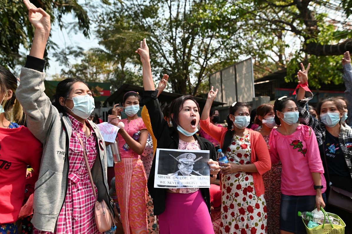 Cilvēki protestē Jangonā, Mjanmā (06.02.2021)