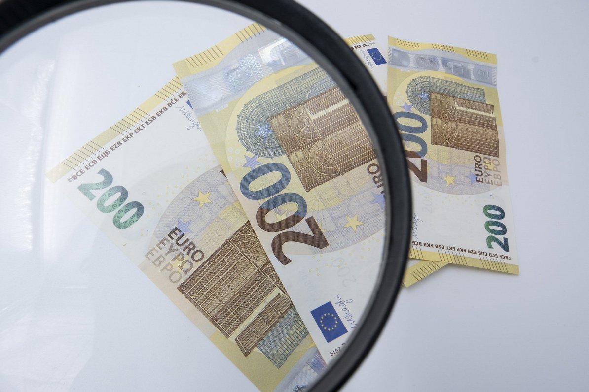 Divsimt eiro nomināla banknotes
