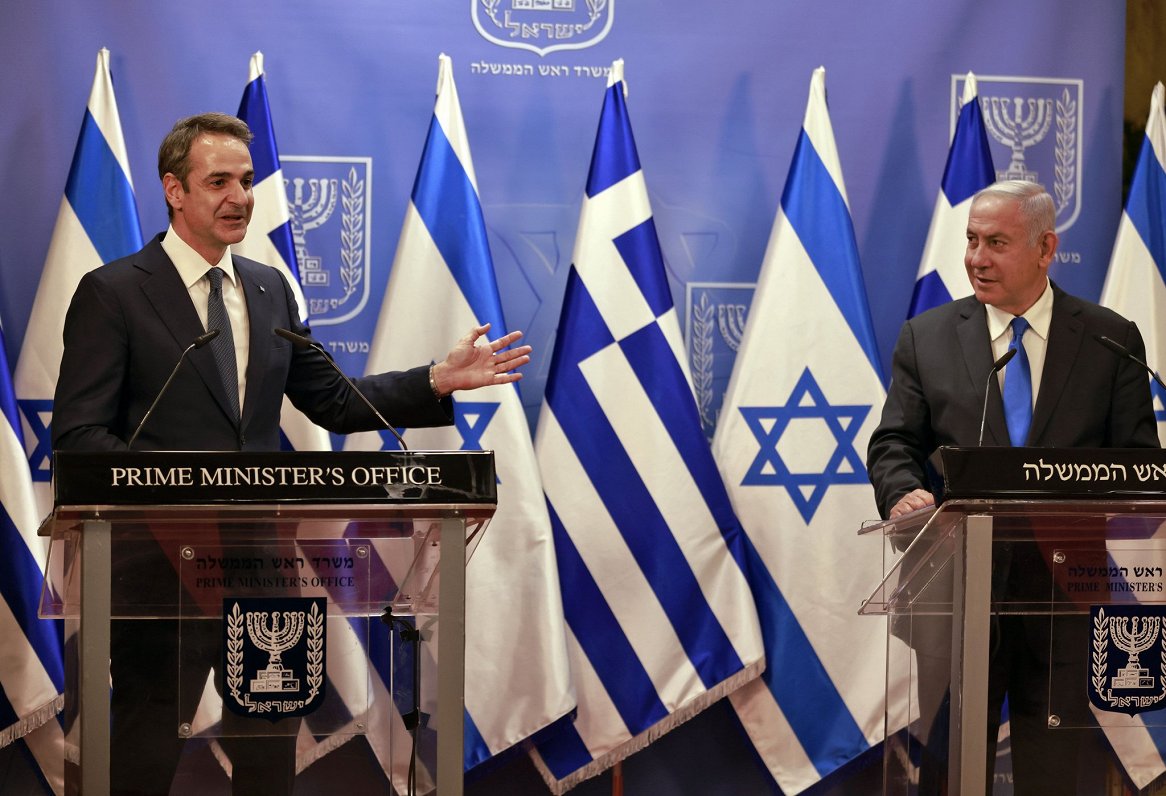 Grieķijas premjerministrs Kiriaks Micotakis preses konferencē ar savu Izraēlas kolēģi Benjaminu Neta...