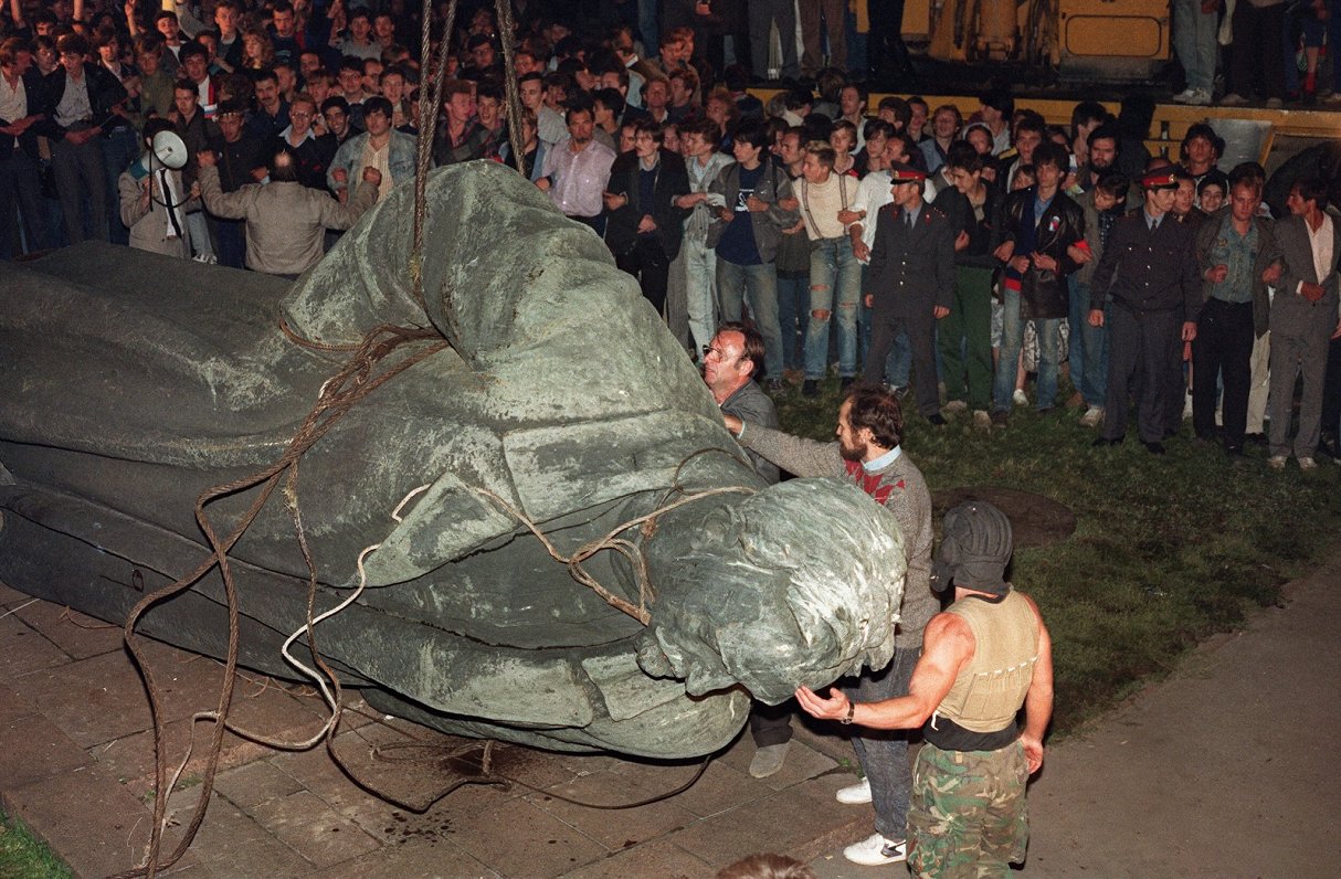 Снос памятника Дзержинскому на Лубянке в августе 1991-го.