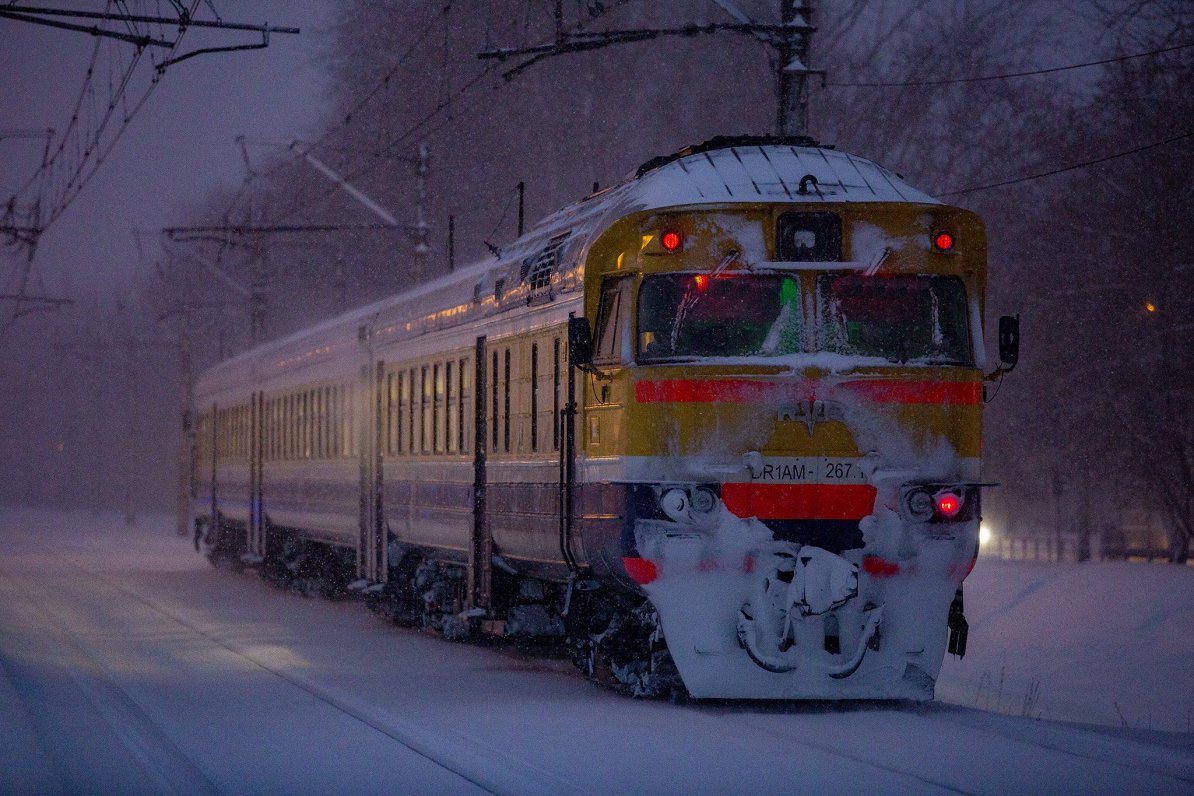 Vilciens kustībā caur sniegu