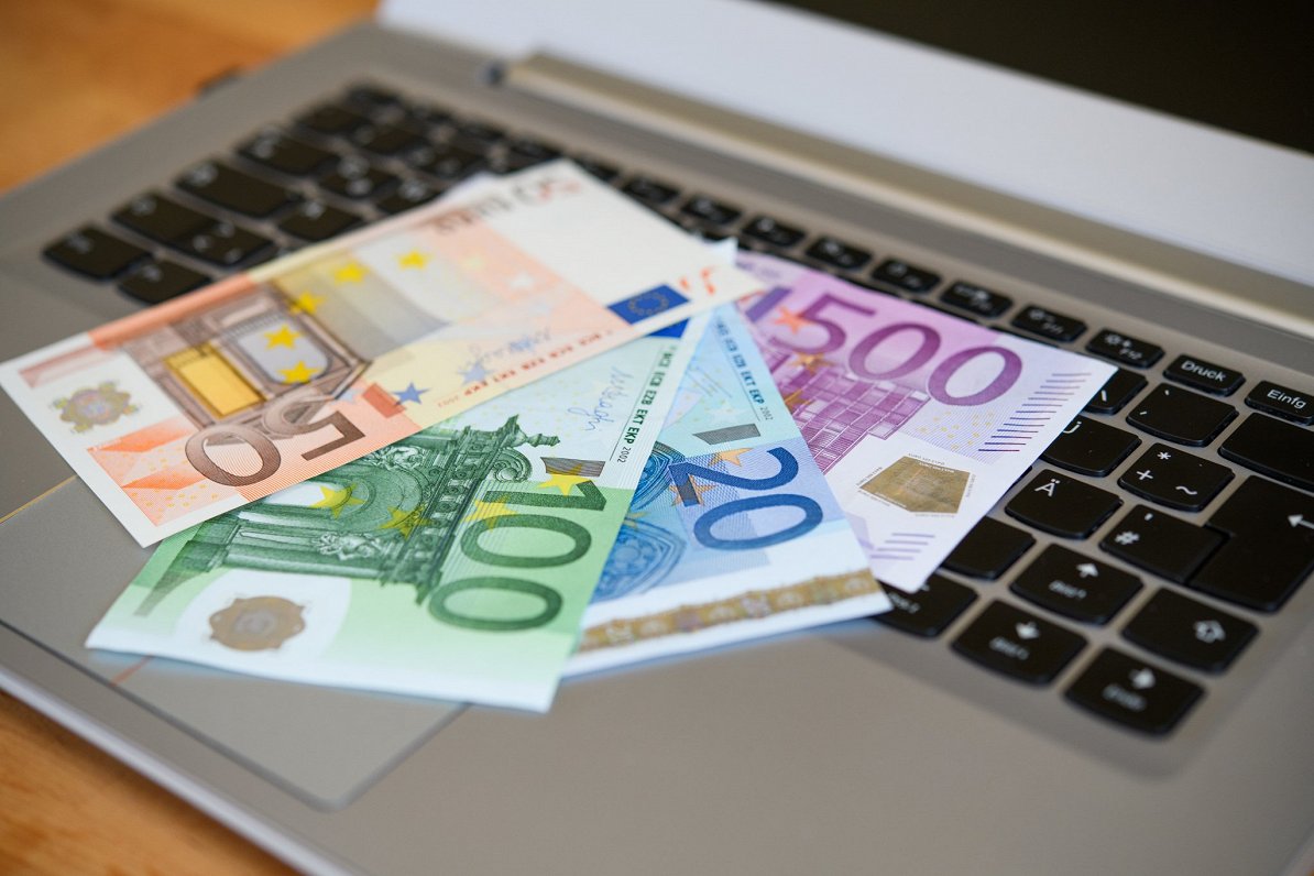Eiro valūtas banknotes uz datora klaviatūras
