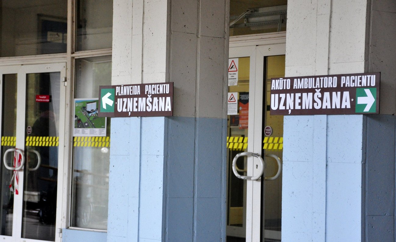 Norādes pie Daugavpils reģionālās slimnīcas durvīm.