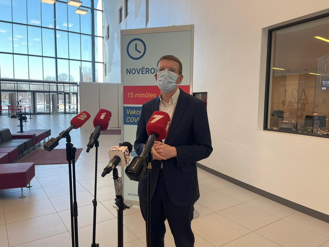 Ārlietu ministrs Edgars Rinkevičs saņem Covid-19 vakcīnu. 2021. gada 11. februāris.