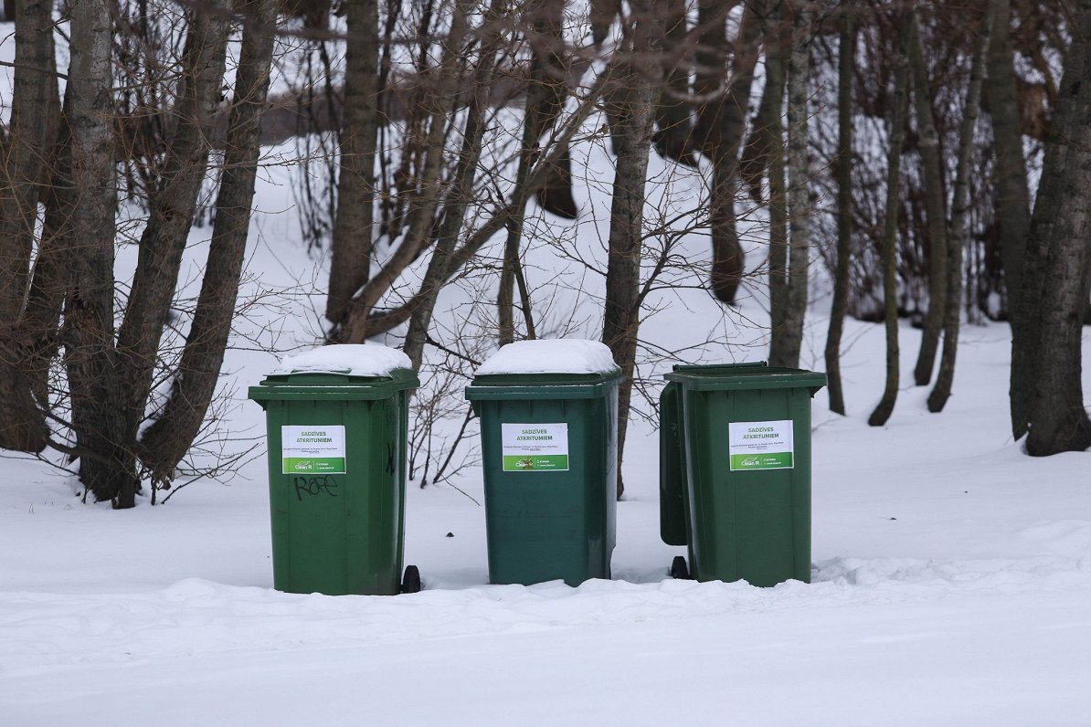 Kompānijas &quot;Clean R&quot; atkritumu konteineri sniegā.