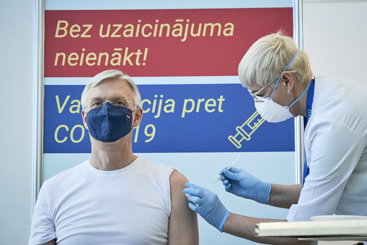 Ministru prezidents Krišjānis Kariņš tiek vakcinēts pret Covid-19. 2021. gada 11. februāris.