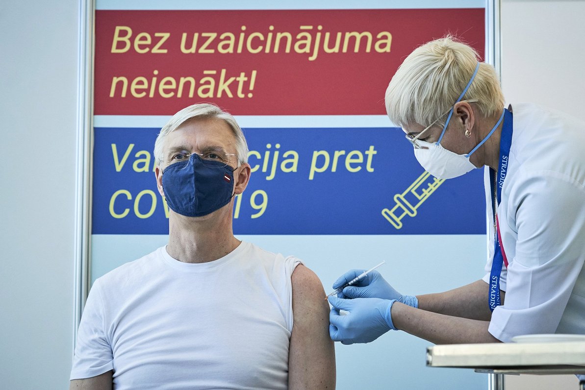 Ministru prezidents Krišjānis Kariņš tiek vakcinēts pret Covid-19. 2021. gada 11. februāris.