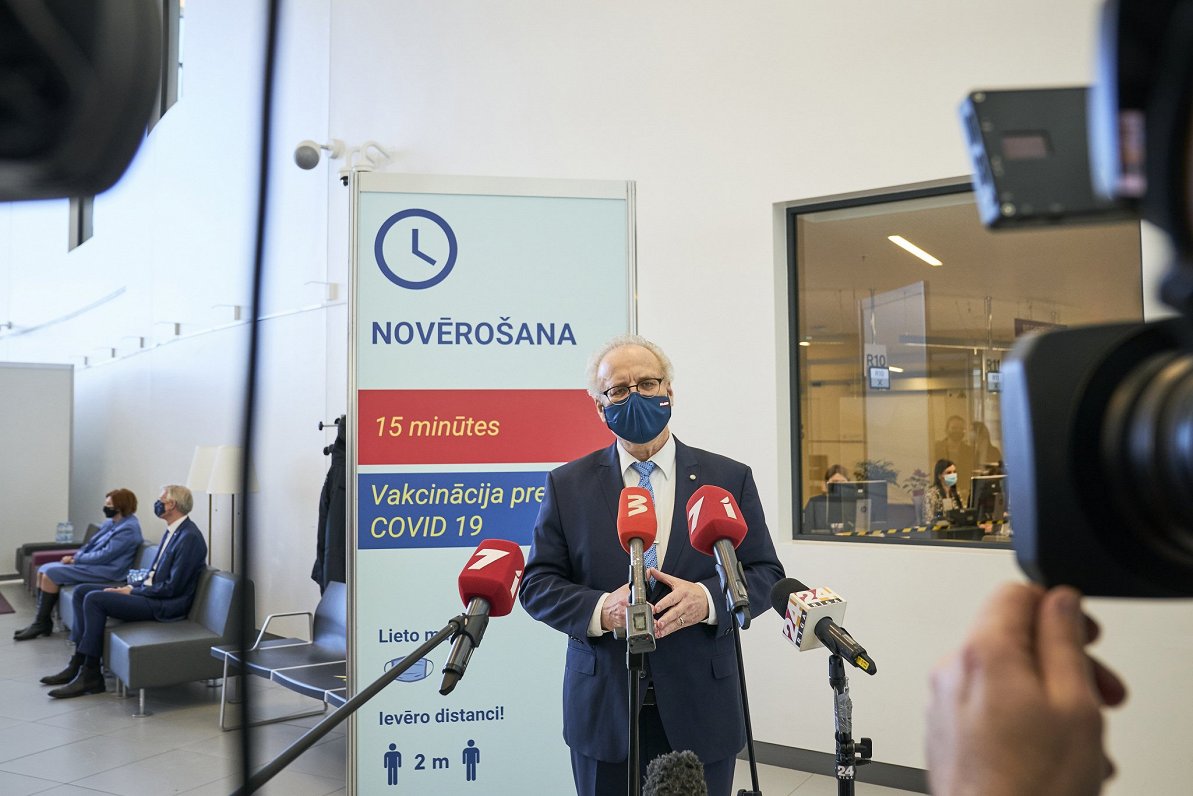 Valsts prezidents Egīls Levits vakcinējas pret Covid-19 Rīgas Stradiņa slimnīcā. 2021. gada 11. febr...