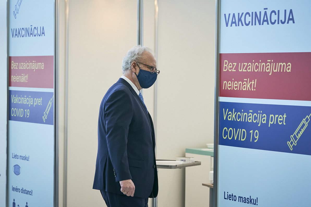 Valsts prezidents Egīls Levits vakcinējas pret Covid-19 Rīgas Stradiņa slimnīcā. 2021. gada 11. febr...