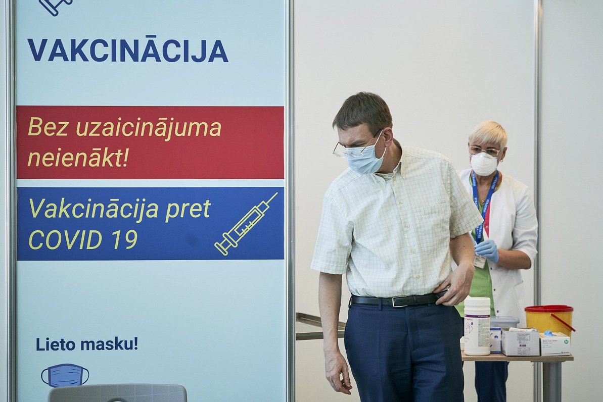 Ārlietu ministrs Edgars Rinkevičs vakcinējas pret Covid-19 Rīgas Stradiņa slimnīcā. 2021. gada 11. f...
