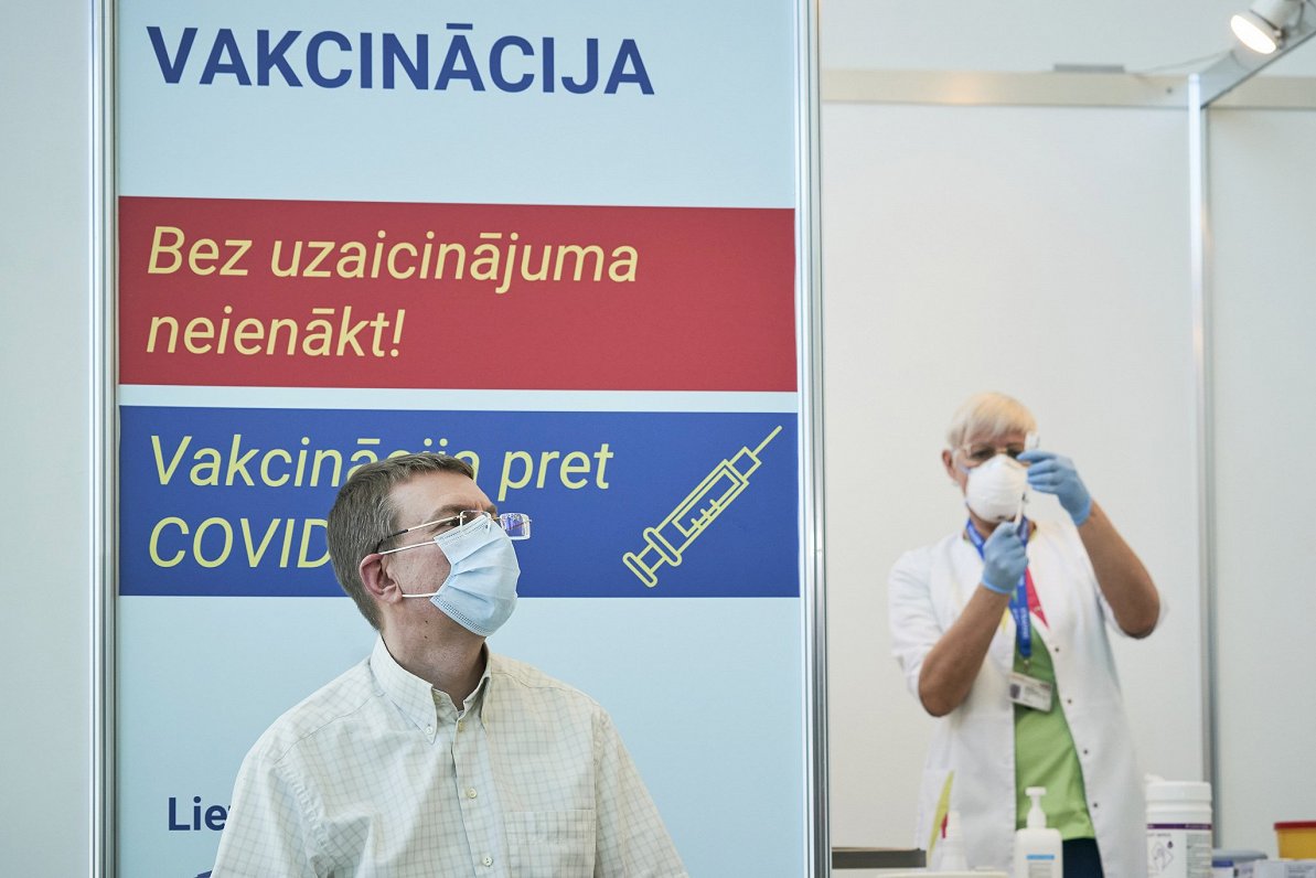 Ārlietu ministrs Edgars Rinkevičs vakcinējas pret Covid-19 Rīgas Stradiņa slimnīcā. 2021. gada 11. f...