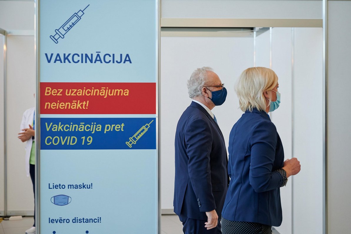 Valsts amatpersonu un eksprezidentu vakcinēšana pret Covid-19 Rīgas Stradiņa slimnīcā. 2021. gada 11...