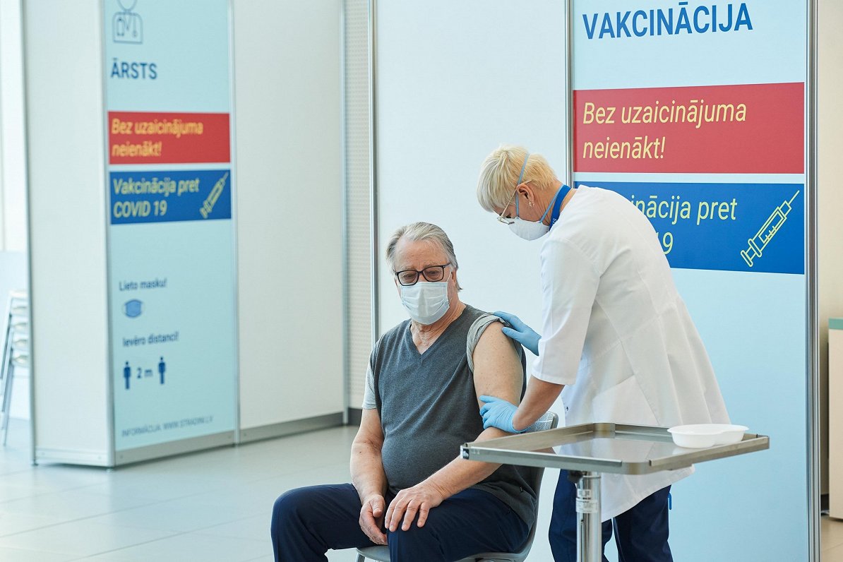Eksprezidents Guntis Ulmanis tiek vakcinēts pret Covid-19 Rīgas Stradiņa slimnīcā. 2021. gada 11. fe...