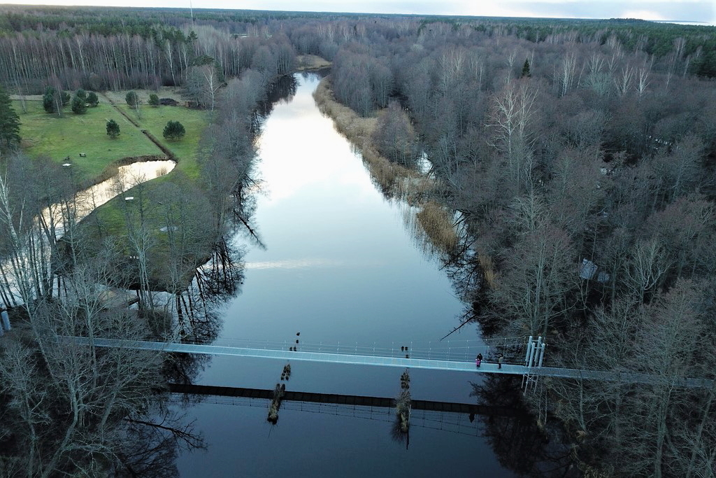 Ventspils novada Lielirbes ciemā atjaunots trošu tilts pār Irbes upi.