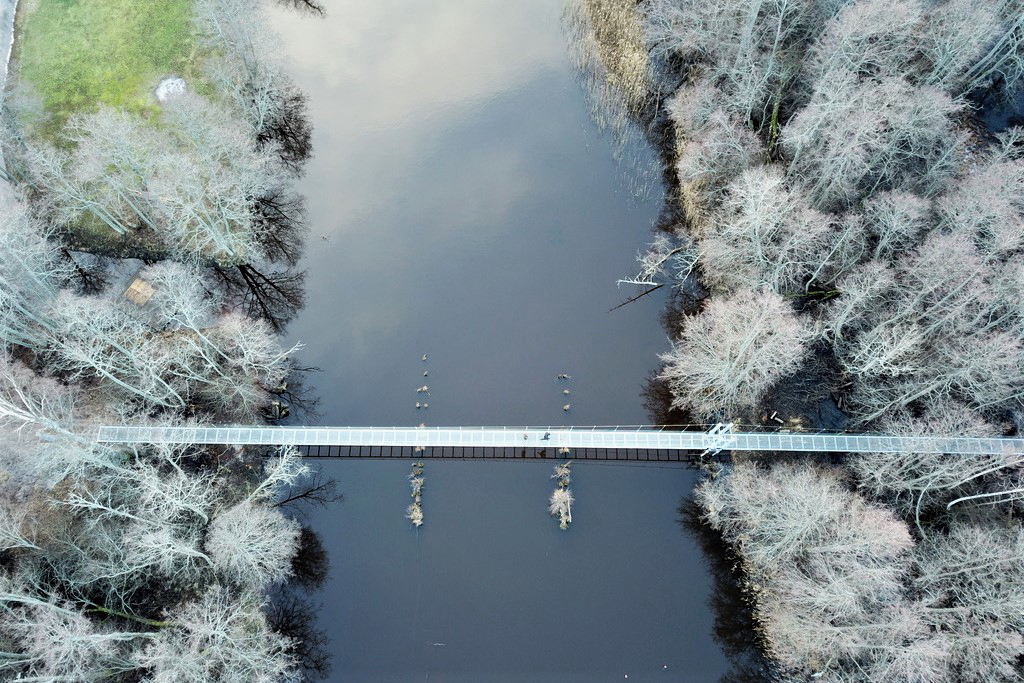 Подвесной мост в Вентспилсском крае через речку Ирбе.