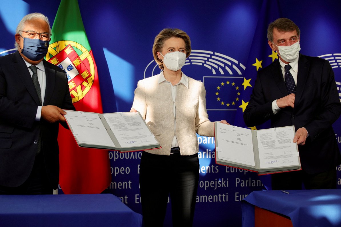Portugāles premjerministrs Antonio Kosta (no kreisās), Eiropas Komisijas prezidente Urzula fon der L...