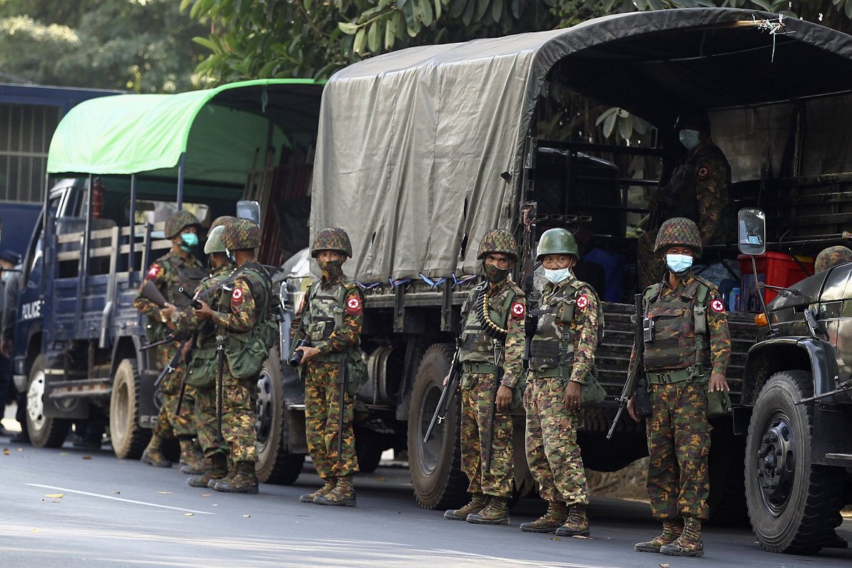 Mjanmas armijas karavīri lielpilsētā Jangonā