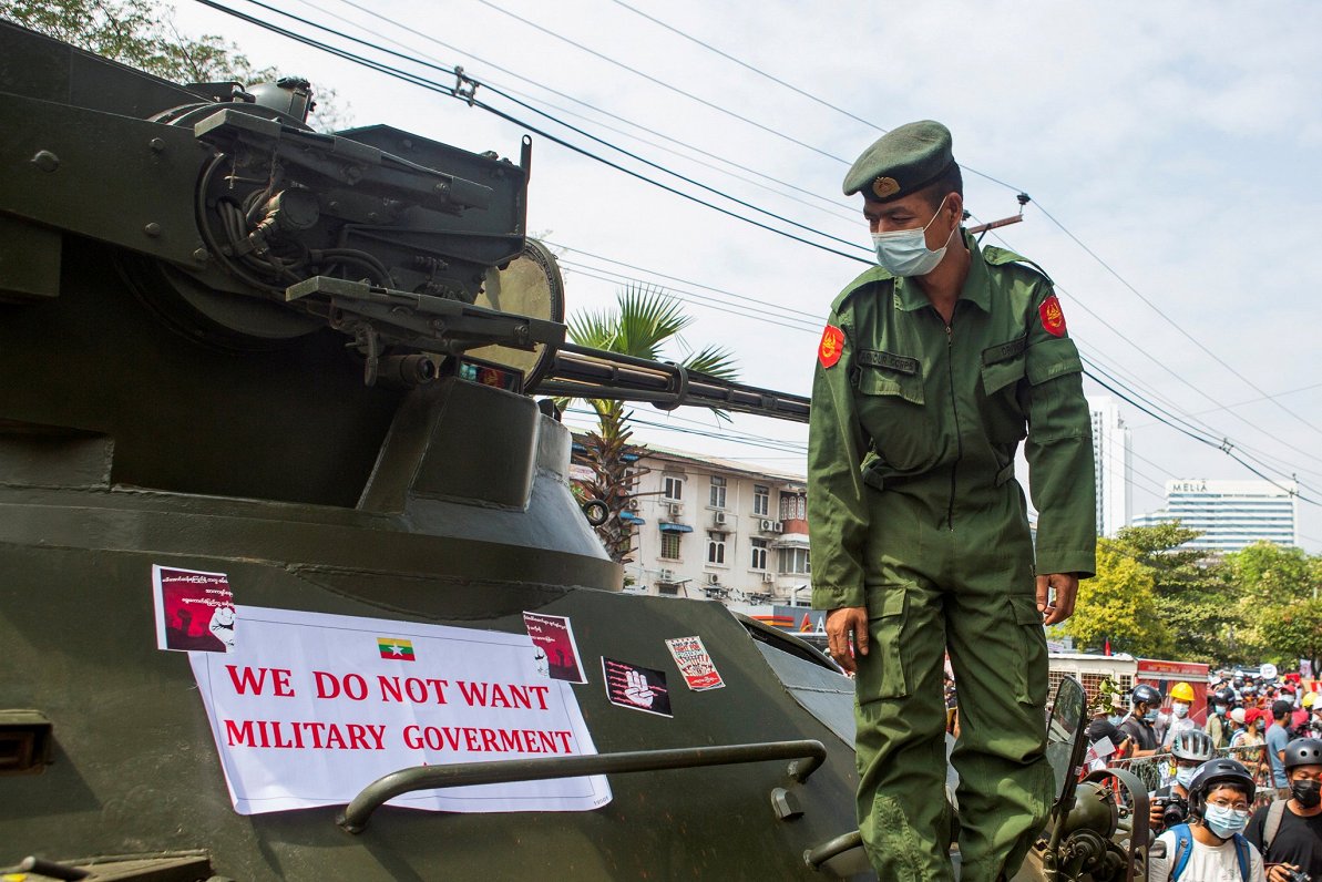Protesti un karavīrs Mjanmā, 2021.gada februāris.