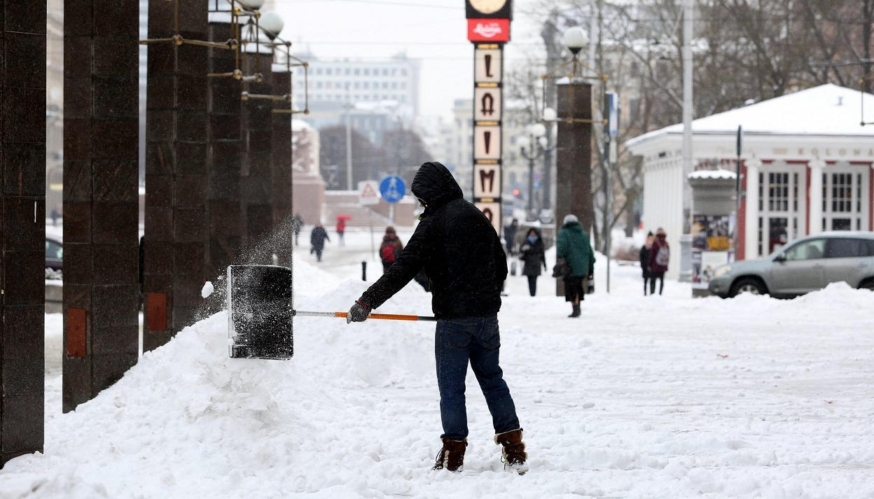 Cilvēks strādā ielu uzkopšanas darbus Rīgā