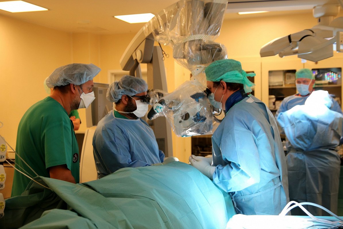Mugurkaula operācija Bērnu klīniskajā universitātes slimnīcā. 2021. gada februāris.
