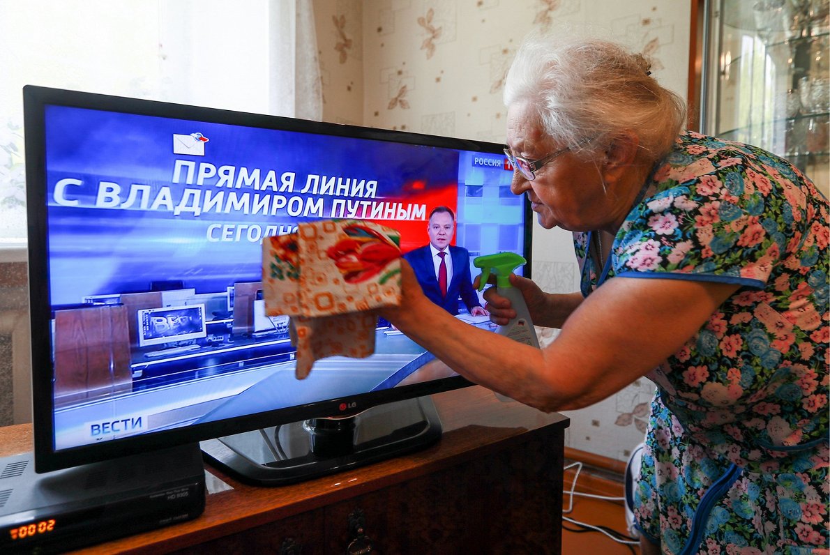 Krievijā sirmgalve tīra televizoru, gaidot Vladimira Putina uzstāšanos