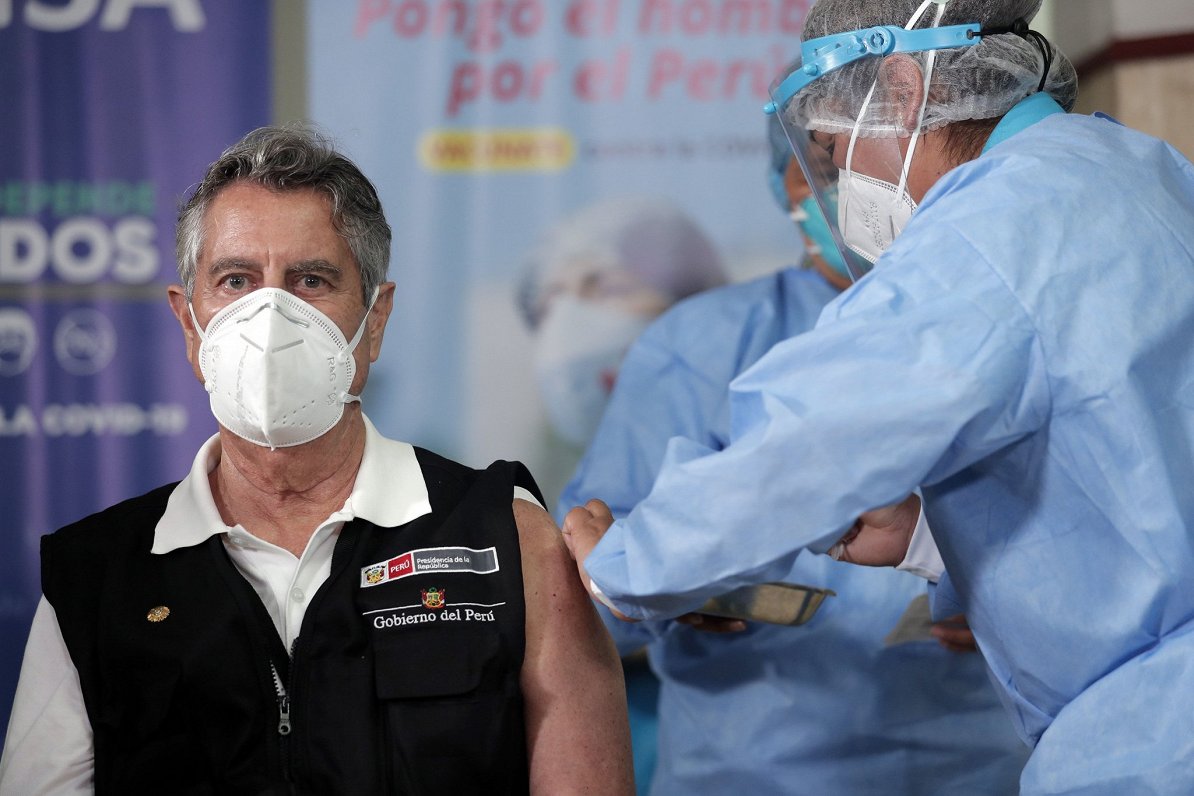 Peru prezidents Fransisko Sagati saņem Ķīnā ražoto vakcīnu, bet pie vakcīnas tikuši arī citi politiķ...