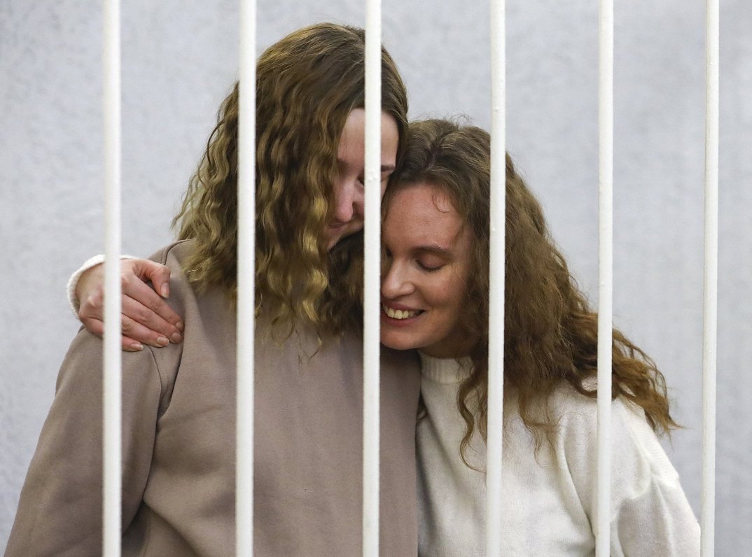Baltkrievijā notiesātās žurnālistes Katerina Bahvalova (no labās) un Darja Čuļcova