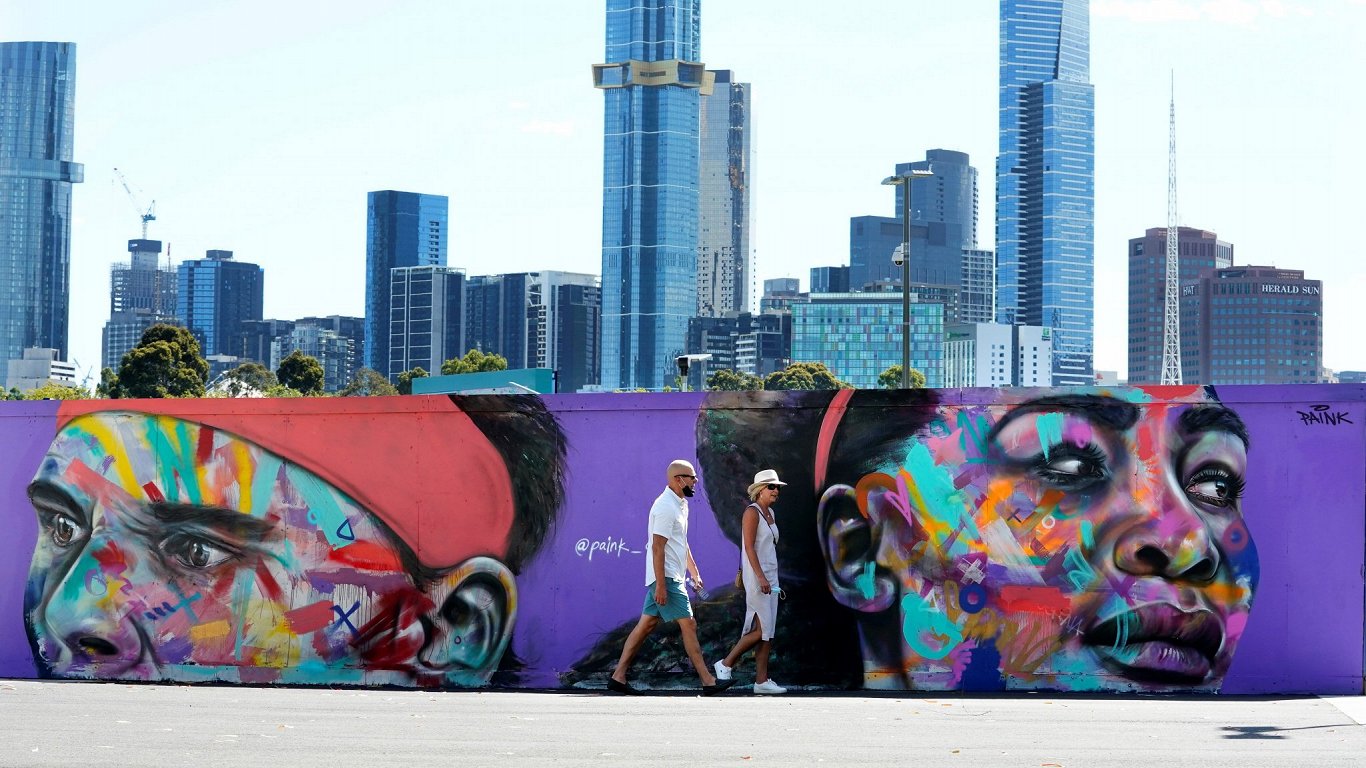 Rafaela Nadala un Serenas Viljamsas portreti uz sienas Melburnā