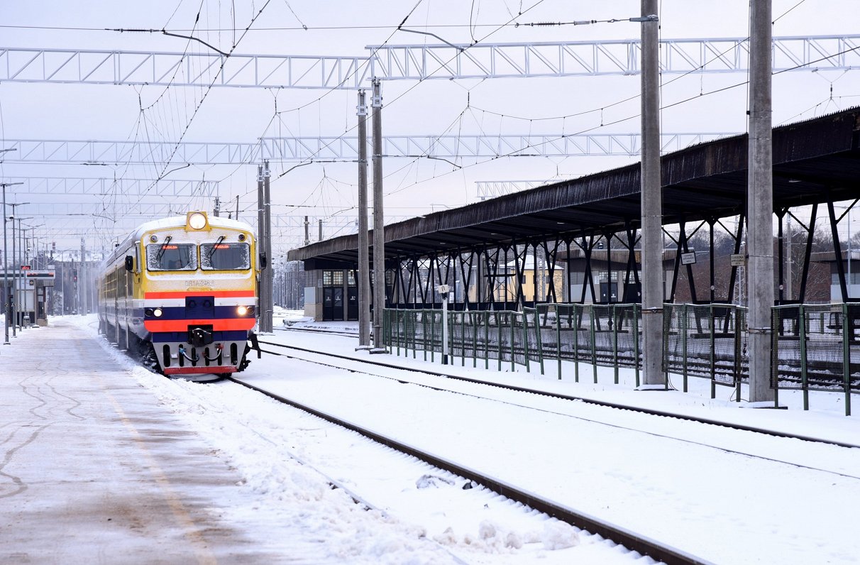 Vilciens uz sliedēm Rīgas Centrālajā dzelzceļa stacijā.